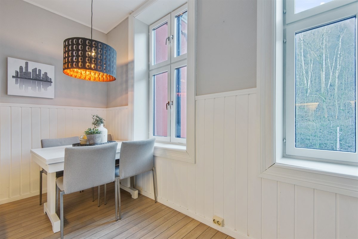 Spisebordet finner sin naturlige plassering ved vinduet. På utsiden er det trær, busker og landlig idyll! Galleribilde