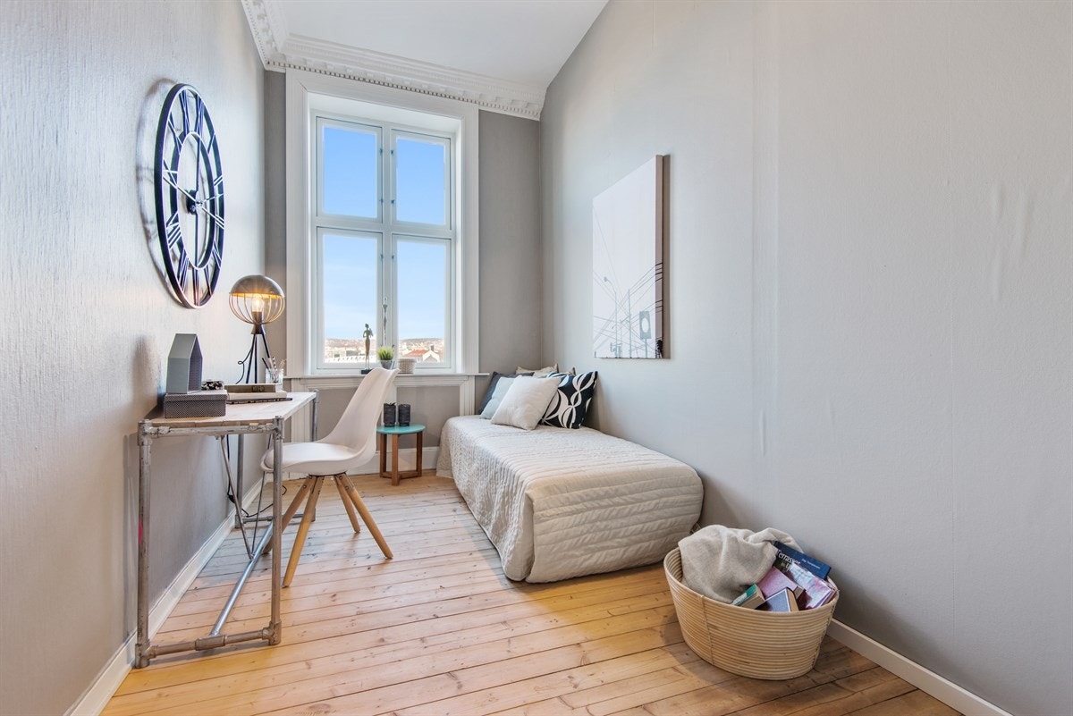 Soverom 2 har også god plass til seng, skap og evt. en arbeidspult for deg som trenger hjemmekontor eller studerer. Samme utsikt, og ingen innsyn. Galleribilde