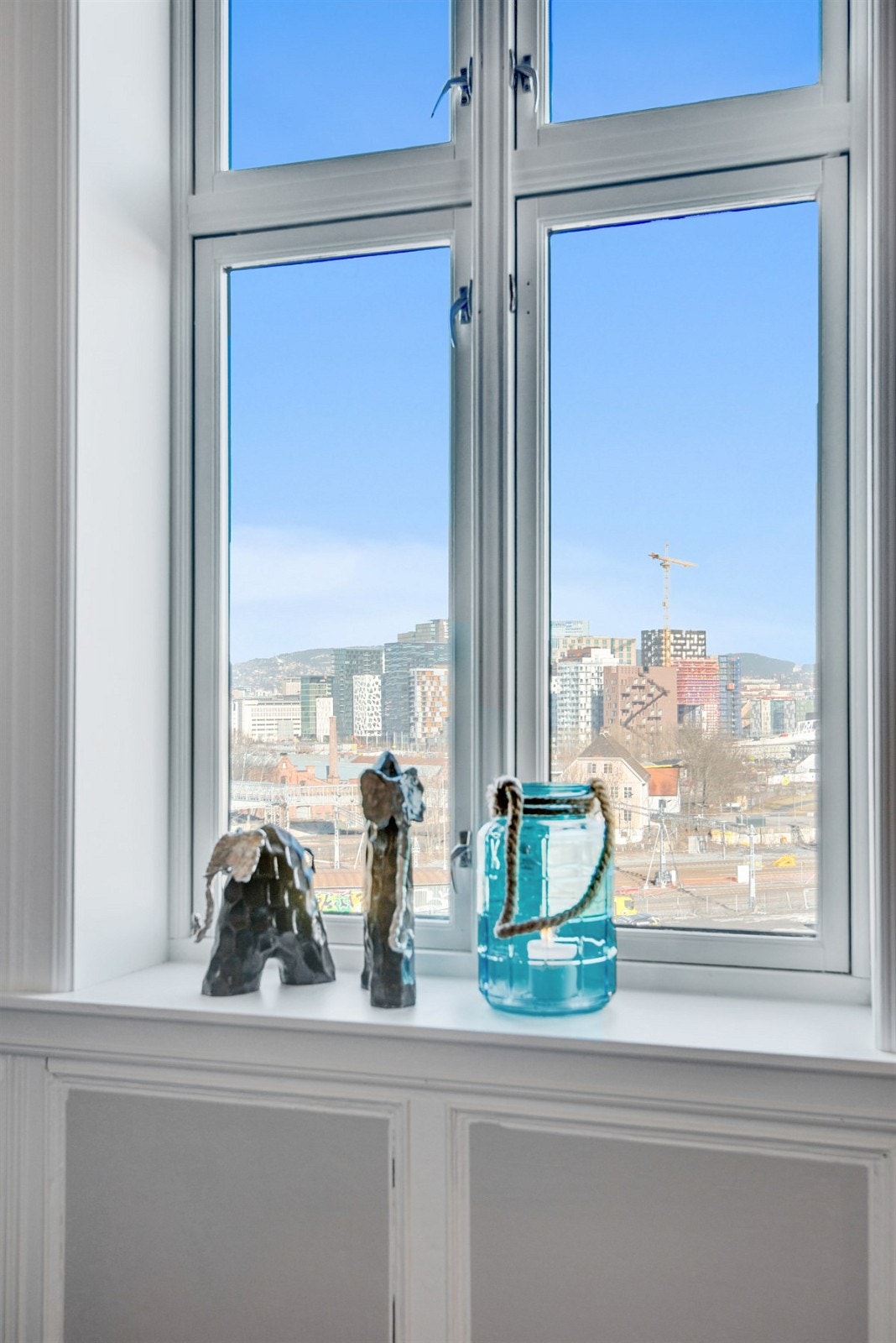 Store vindusflater gir mye lys og luft. Galleribilde