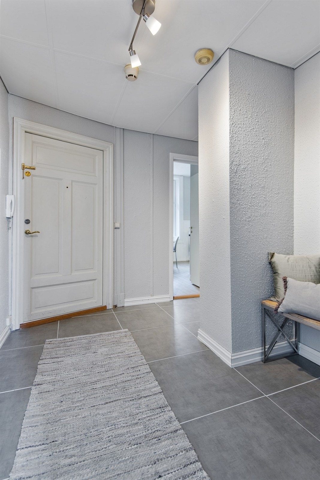 Entréen har nye fliser på gulv. Galleribilde