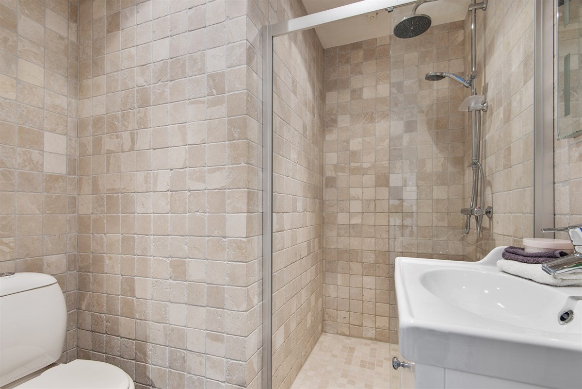 Baderommet ble pusset opp i 2007 med nydelige fliser på gulv og vegg. Galleribilde