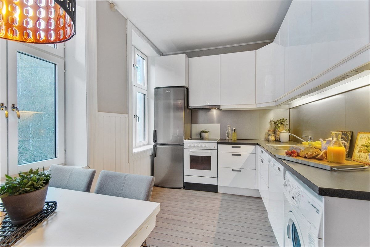 Kjøkkenet ble pusset opp i 2009/2010 og har moderne innredning. Galleribilde