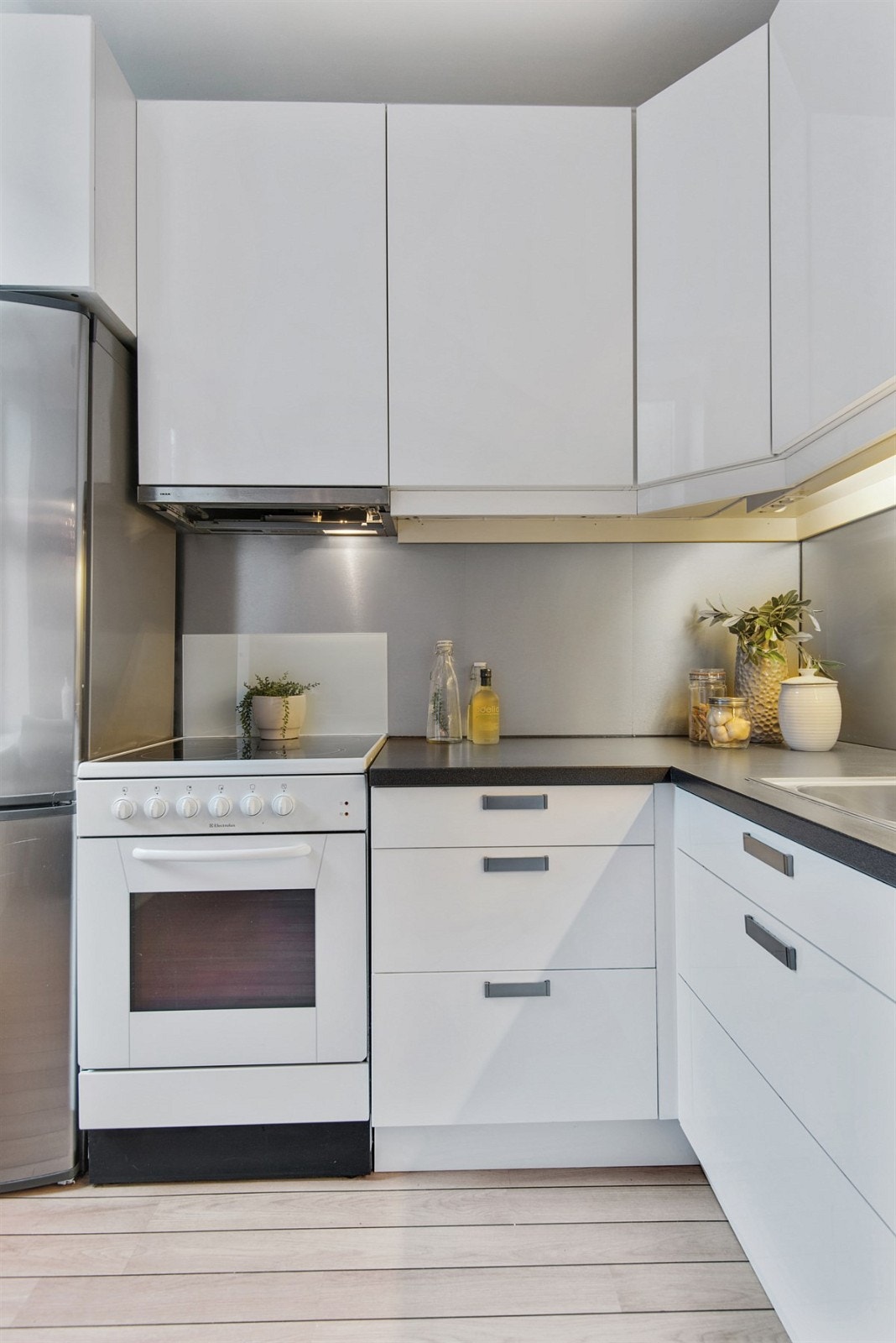 Mye skap- og benkeplass. Galleribilde