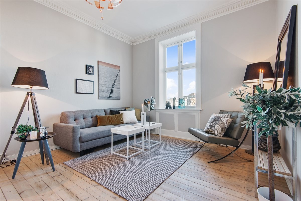 Stuen har god plass til møblement og en nydelig utsikt mot Bjørvika og Oslo sentrum. Galleribilde