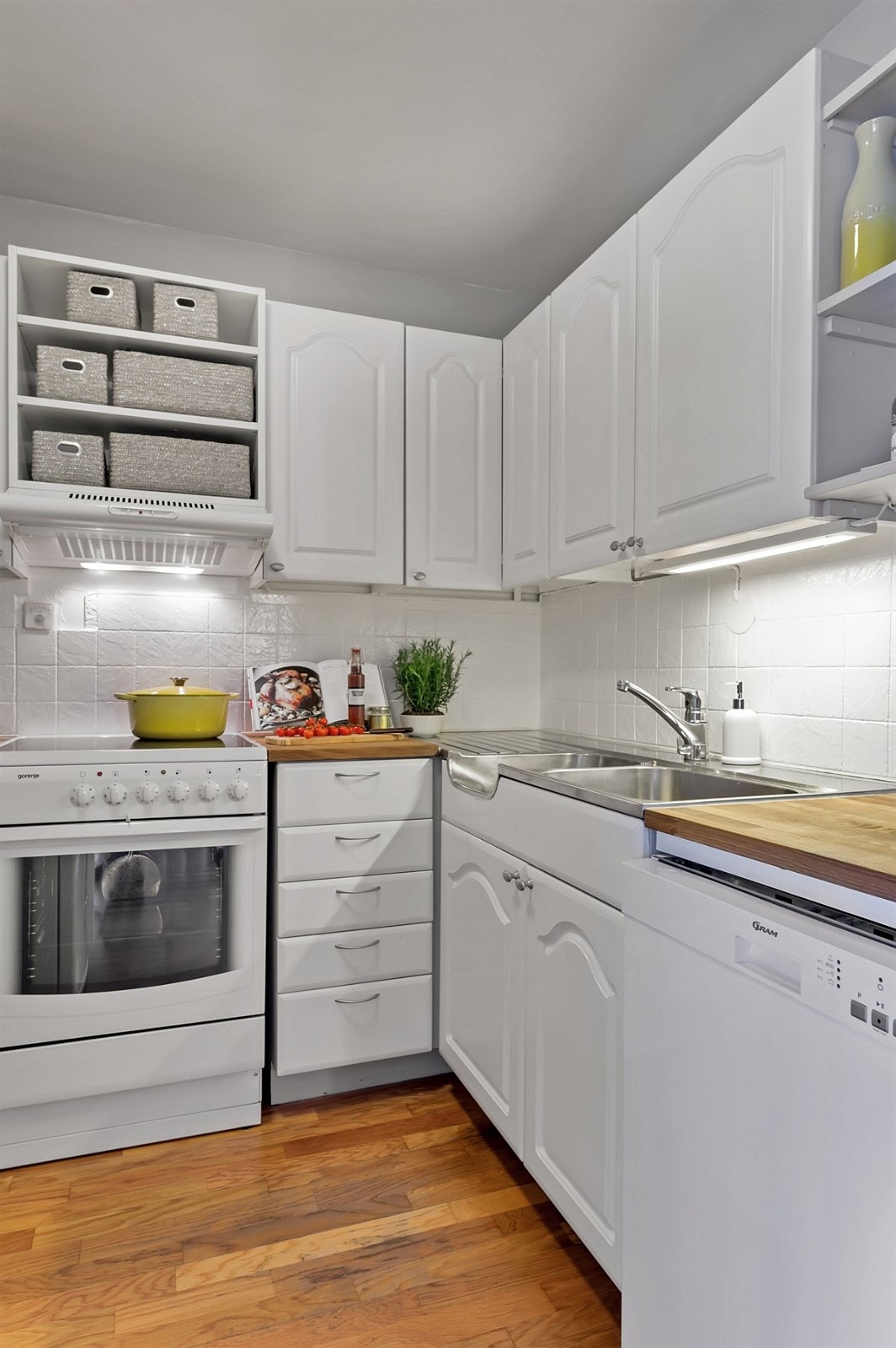 Innredningen har malte profilerte fronter, heltre eik benkeplate (ny i 2015), stålbenk med dobbel kum og fliser over benk. Galleribilde