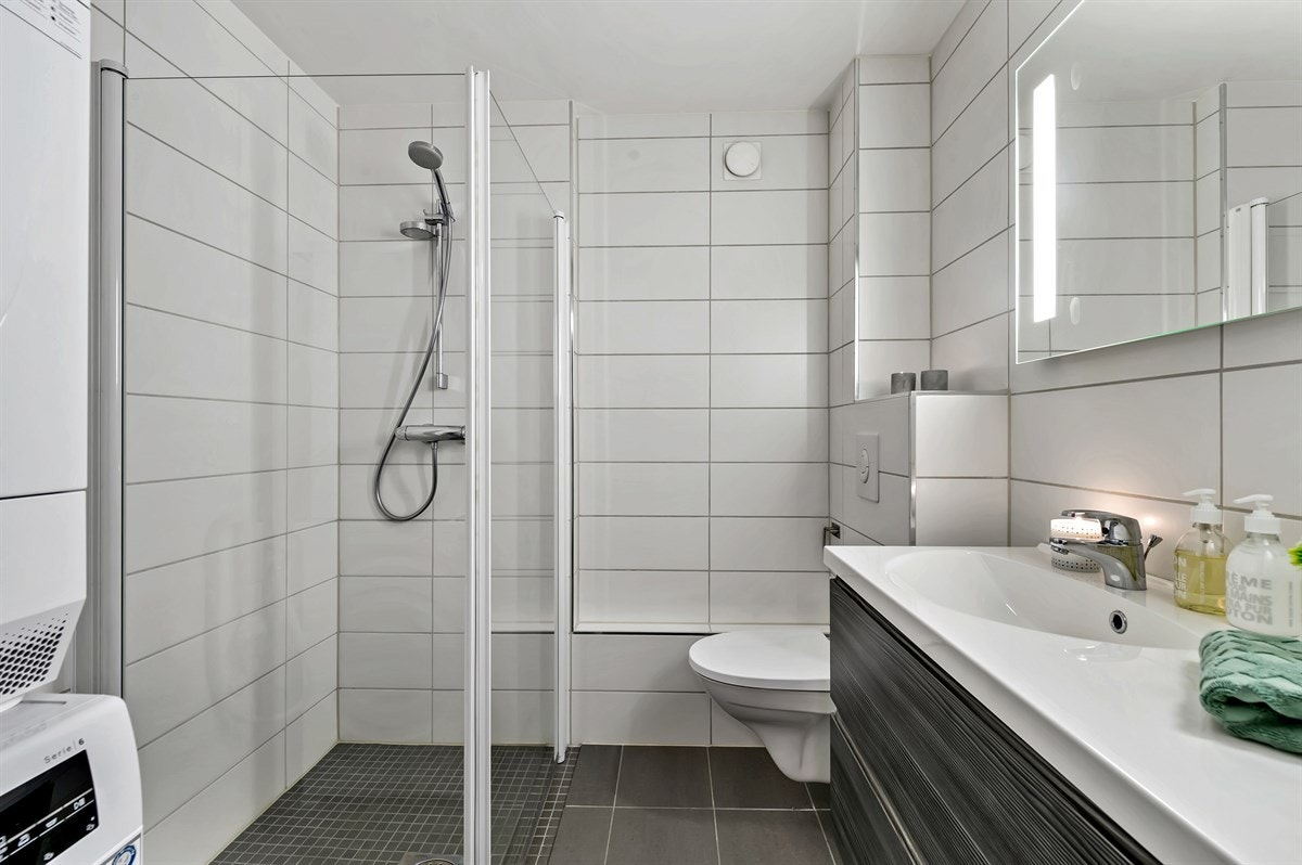 Delikat flislagt baderom i tilknytning til gangen, pusset opp i 2013. Galleribilde