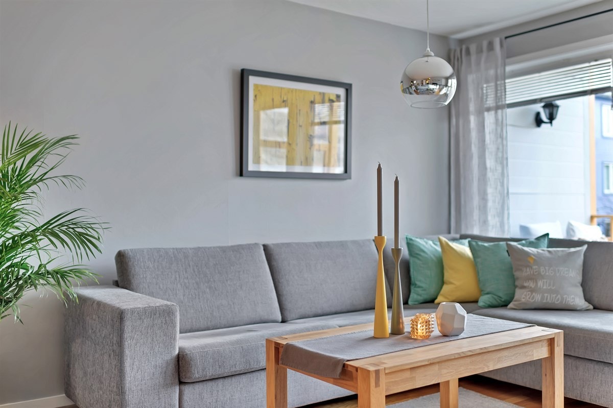 Stuen oppleves som lys, luftig og trivelig med god plass til sofagruppe og tv-benk evt. annet møblement. Galleribilde