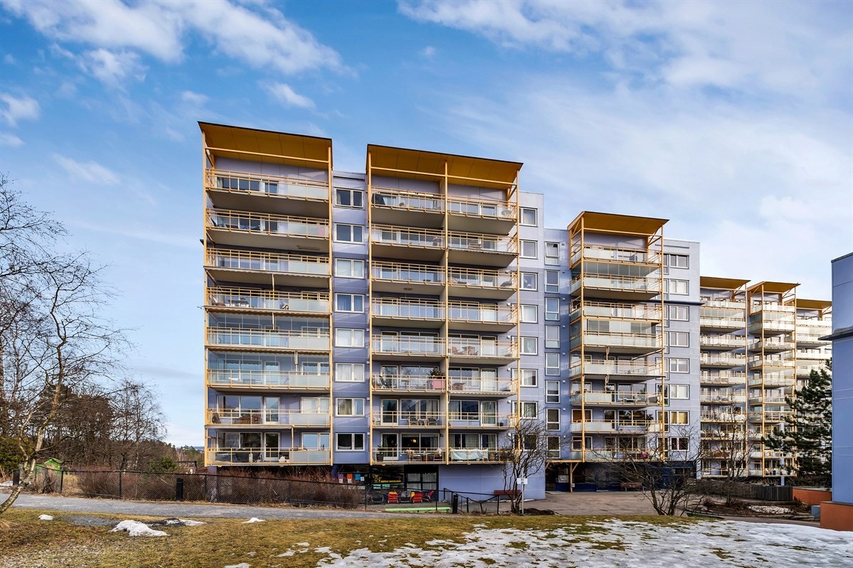 Ønsker du å bo i fredelige, grønne omgivelser og samtidig sentralt? Da er denne boligen et godt valg! Galleribilde