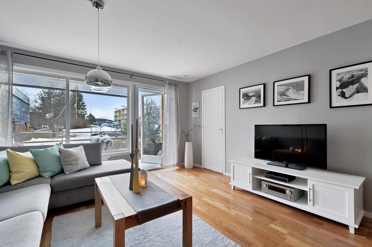 Store flotte vindusflater slipper inn naturlig sollys og skaper en god atmosfære. Galleribilde