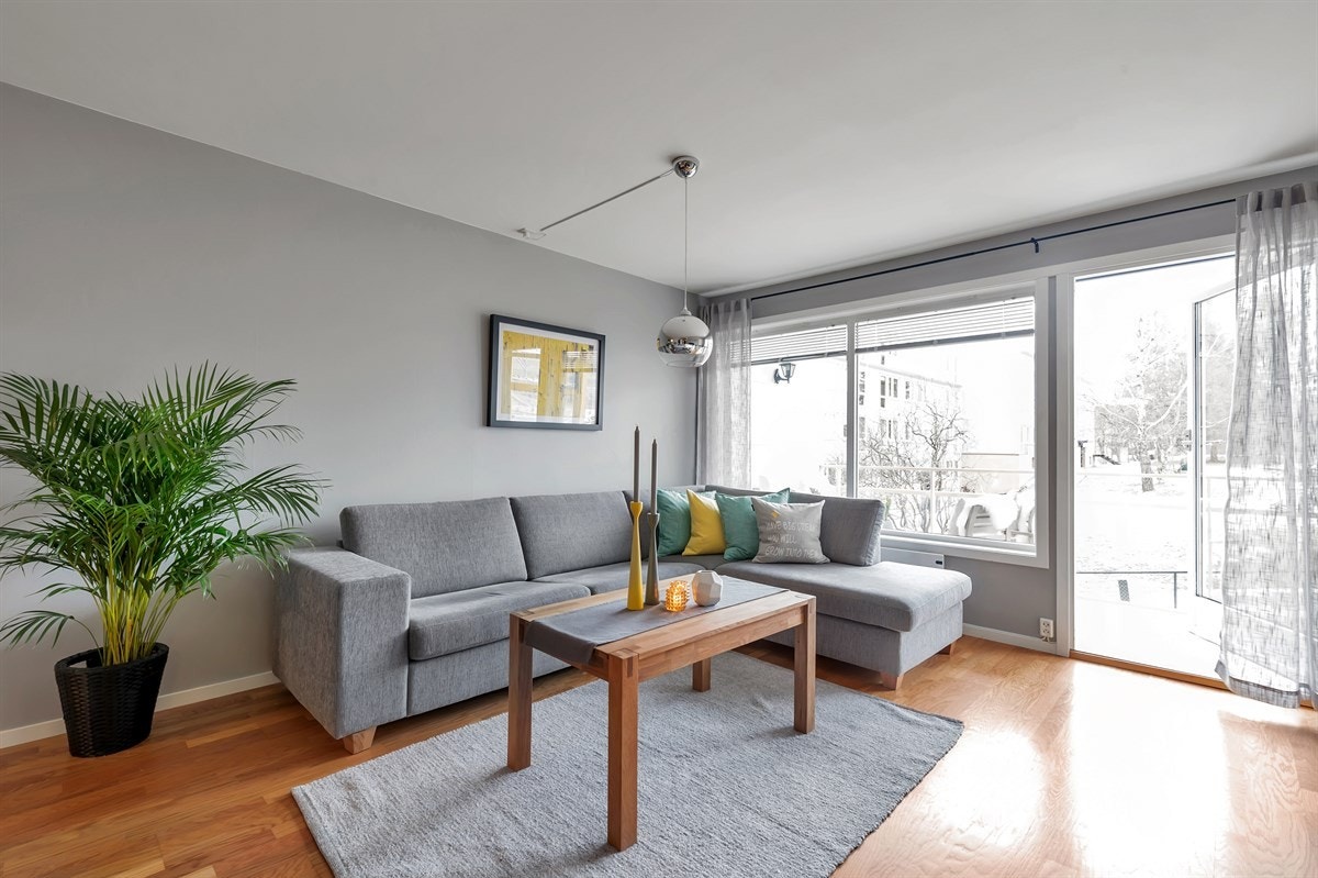 Direkte utgang til en romslig balkong med hyggelig utsikt over rolig bomiljø. Galleribilde