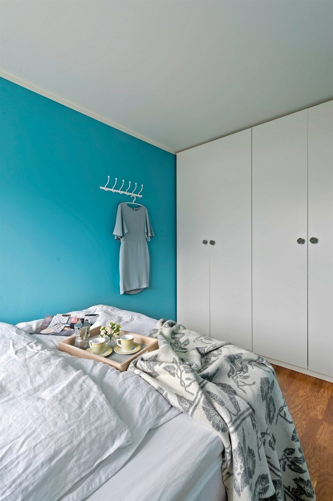 Rommet er romslig og er rikt på lys med store vindusflater som er vendt mot nord-vest. Galleribilde