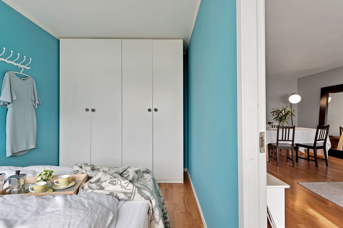 Ellers godt med oppbevaringsplass hvorav en 4-dørs garderobe medfølger. Galleribilde