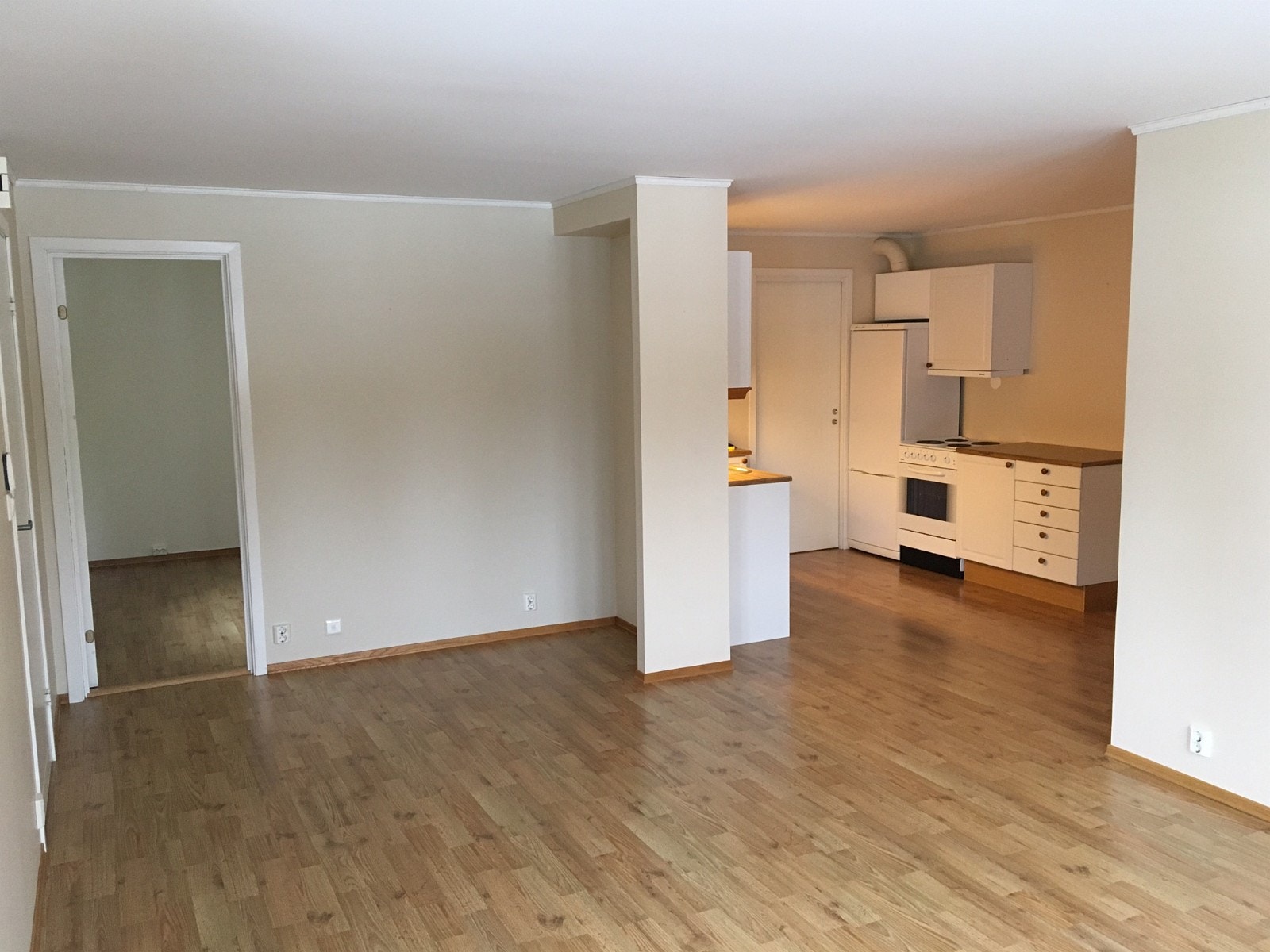 Stuen sett mot soverom og kjøkken Galleribilde