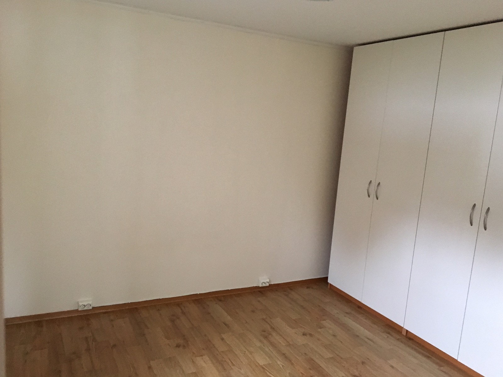 Soverom med stort garderobeskap Galleribilde