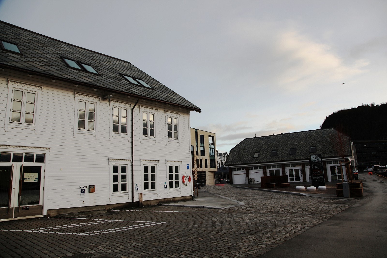 Kai/uteområder sør for bygget mot Skansekaia / indre havn Galleribilde