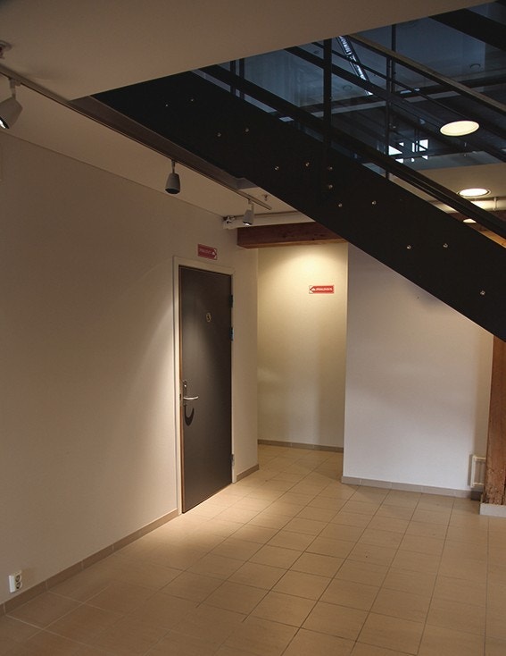 Areal under trappen - toaletter/garderober Galleribilde