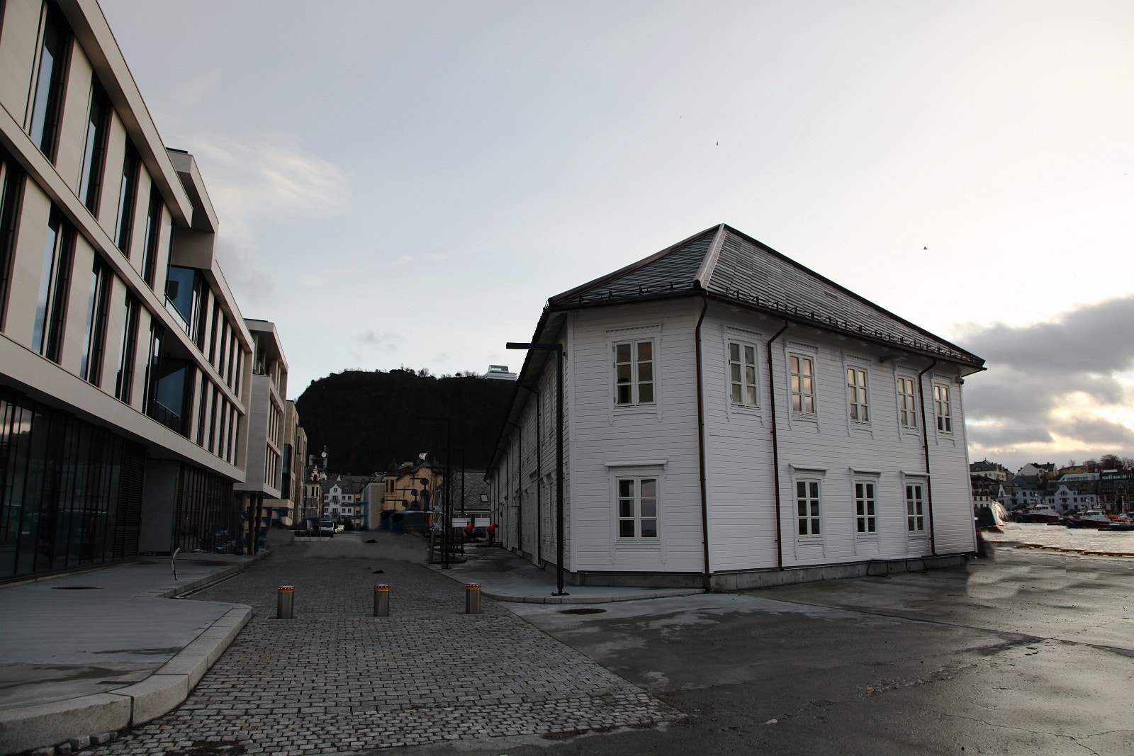 Uteområder ved vestseksjonen av bygget Galleribilde