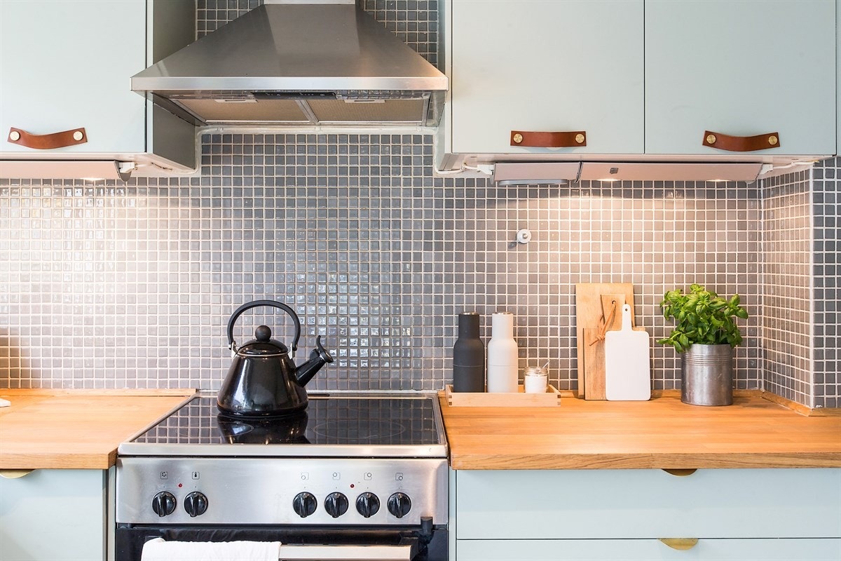 På de meterlange benkene får du masse arbeidsplass når du skal tilberede. Galleribilde