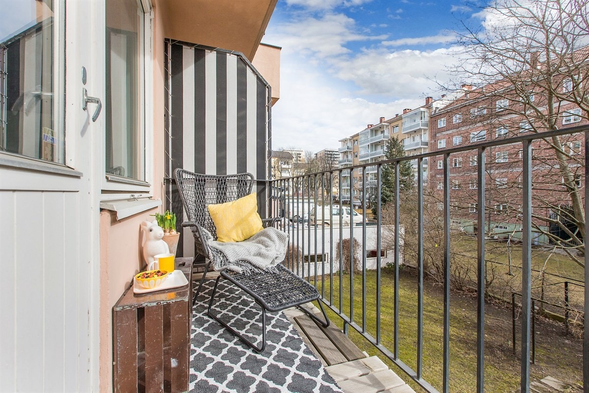 Leiligheten vender i sin helhet inn mot et fredelig, stort gårdsrom med store plener og dekorativ beplantning. Balkongen har plass til både grill og liten sittegruppe. Galleribilde