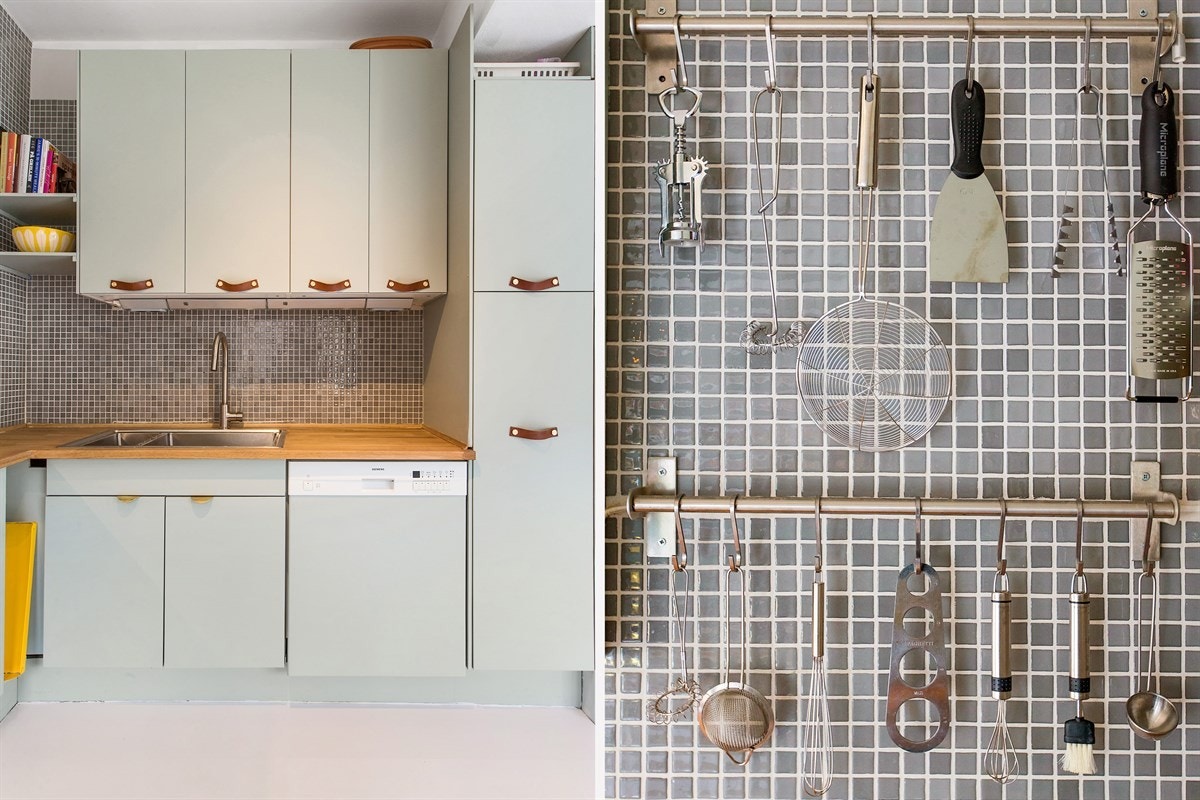 Innredningen er påkostet med langstrakte benkeplater av heltre eik og dekorative lærgrep på skapfrontene. Galleribilde