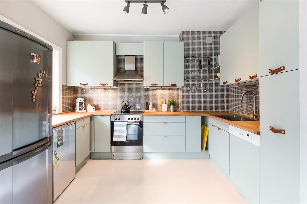 Kjøkkenet er oppgradert i 2015 med ny benkeplate, vask, armatur og håndtak. Galleribilde