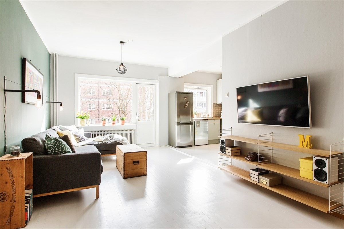 Gjennom vindusflater mot øst slipper mye naturlig lys inn til stuen og kjøkkenet. Galleribilde