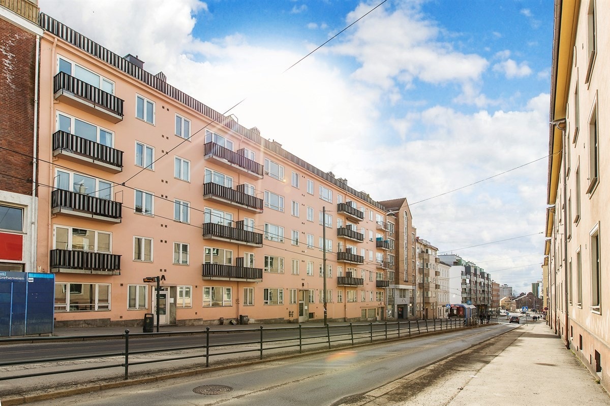 Trikkelinjene 11, 12 og 13 stopper rett utenfor bygget. Galleribilde