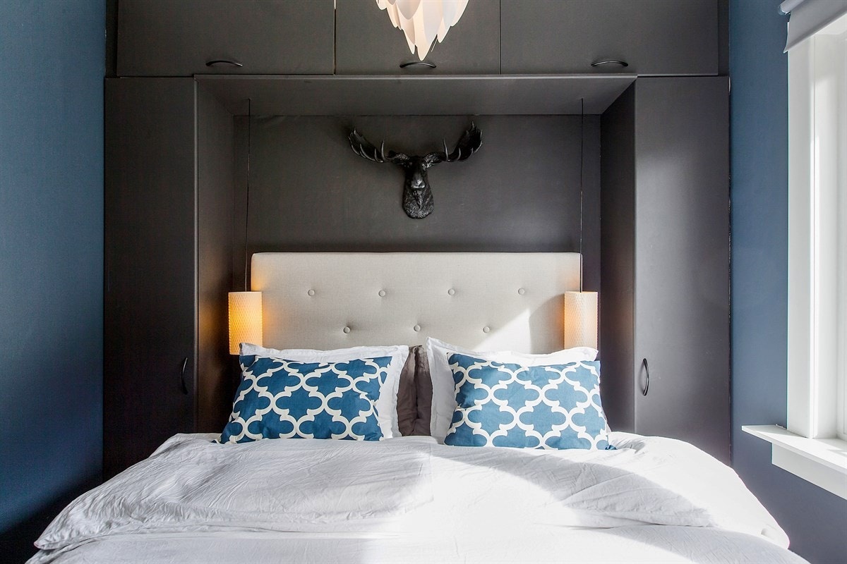 Skapinnredningen som omfavner dobbelsengen er et fint sted å plassere lesestoffet. Veggene er malt i Jotun Deco Blue og Dempet sort som gir en behagelig nattesøvn. Galleribilde