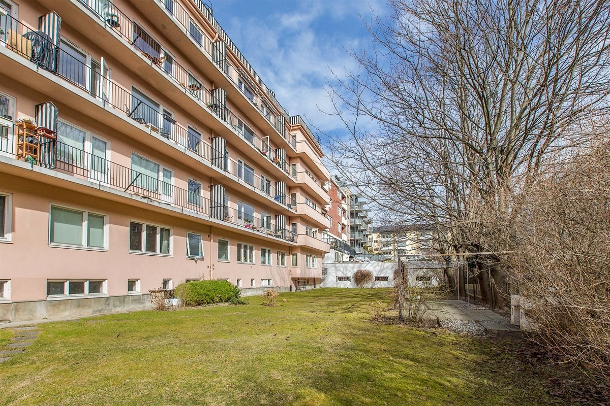 I nærområdet finner du foruten flotte parkområder også et spennende uteliv i form av kaféer og spisesteder. På sommeren er det felles møblement og grill, kun adgang for beboere gjennom huset. Galleribilde