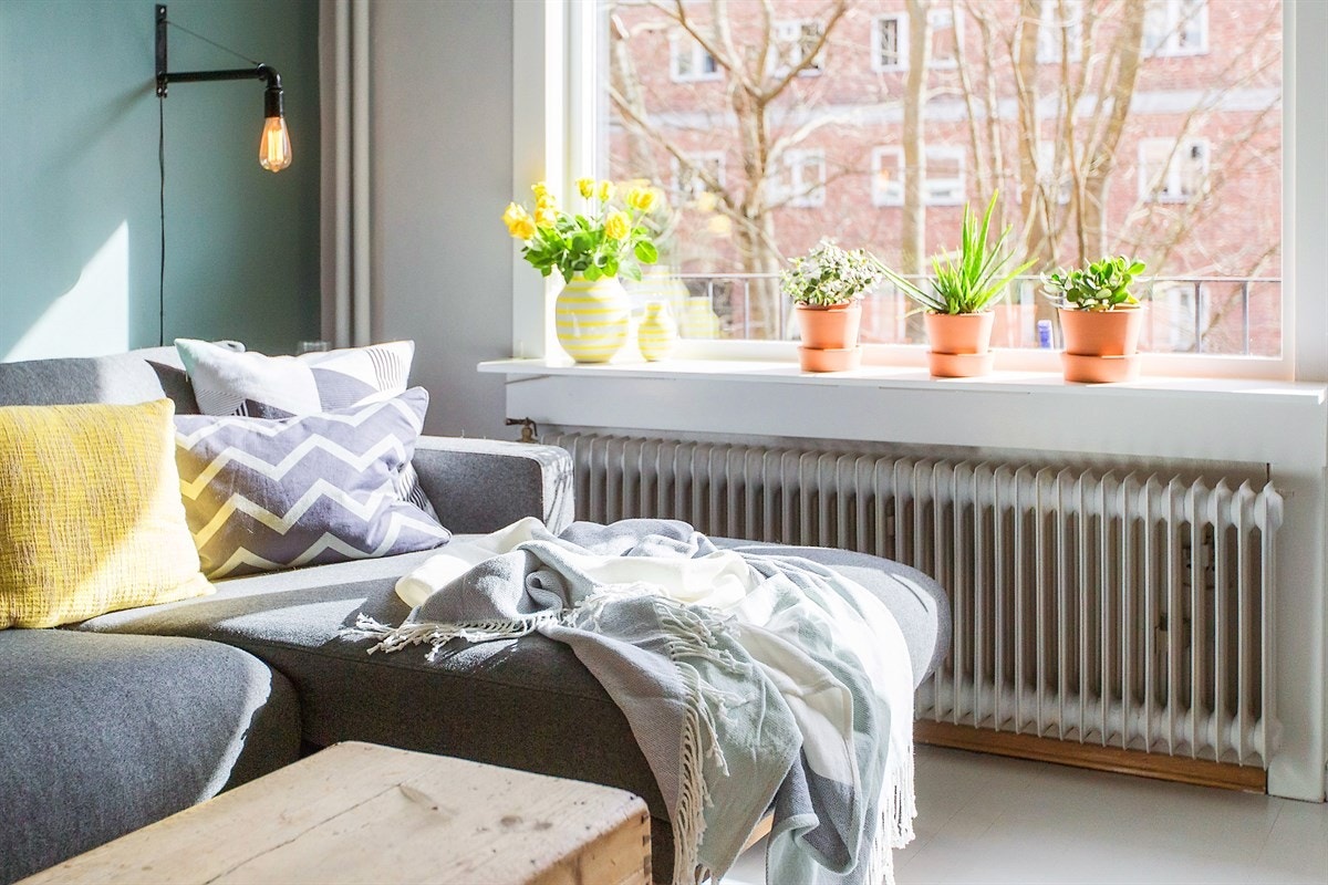 Leiligheten har et moderne uttrykk gjennom tidsmessige fargevalg og nyere innredning du kan flytte rett inn til. Galleribilde