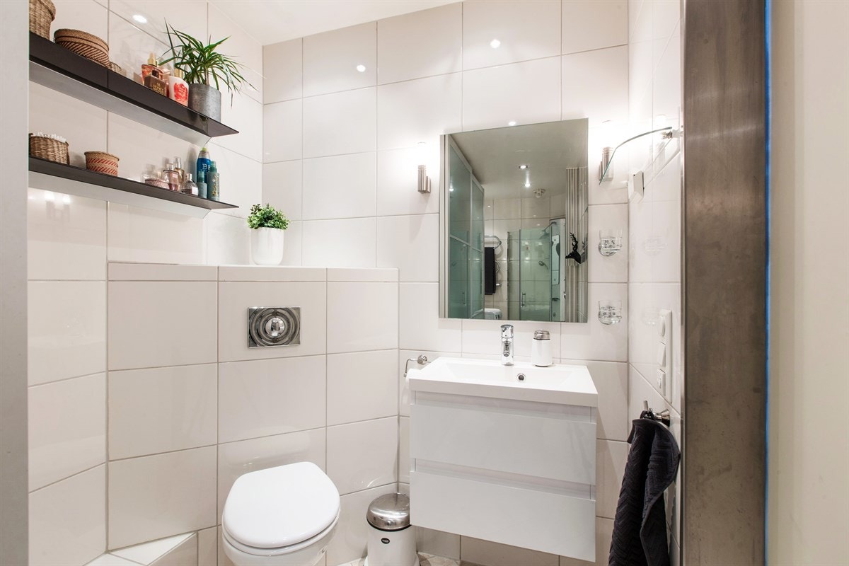 Badet ble i likhet med kjøkkenet pusset opp i 2007 og har en langstrakt fasong litt utenom det vanlige. Galleribilde