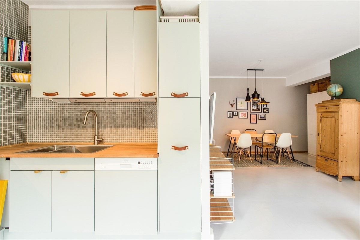 Stuens rektangulære form er enkel å innrede og rommer fint både en 3-seter og et spisebord for det dobbelte. Galleribilde