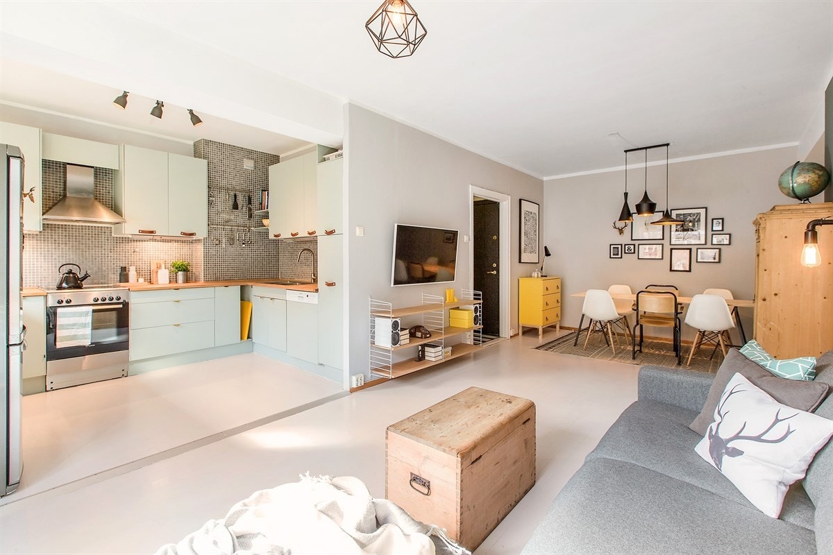 Her er stuen og kjøkkenet samlet i en stor, sosial sone. Galleribilde