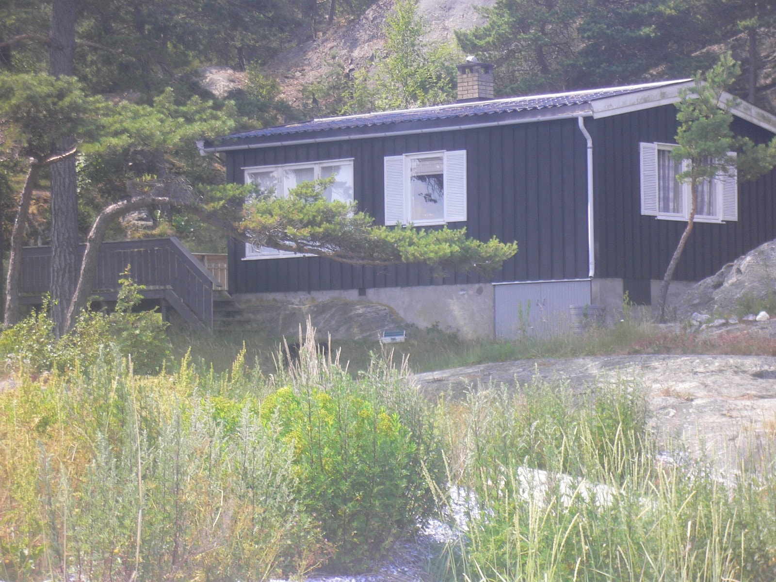 Hytta sett fra vannet Galleribilde