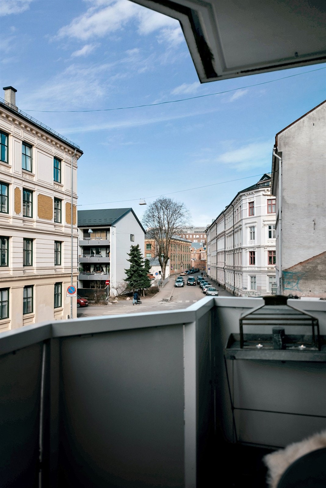 Det er kort vei fra hhv balkongen og resten av leiligheten til nærmeste kaffesjappe som befinner seg i Grünersgate 1, på hjørnet av Fossveien. Galleribilde