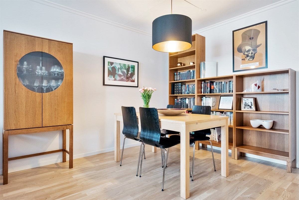 Spisestueavdelingen gir mulighet for å romme mange eller få - alt ettersom. Dekk langbordet og legg til rette for hyggelige selskaper. Det er kort vei fra spisestuen til et av Løkkas mange utesteder - dersom det skulle friste. Galleribilde