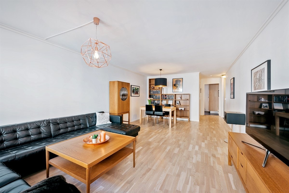 God plass til mange i sofakroken foran TV- hjørnet. Vegger er belagt med malt utførelse og malt strie. Galleribilde