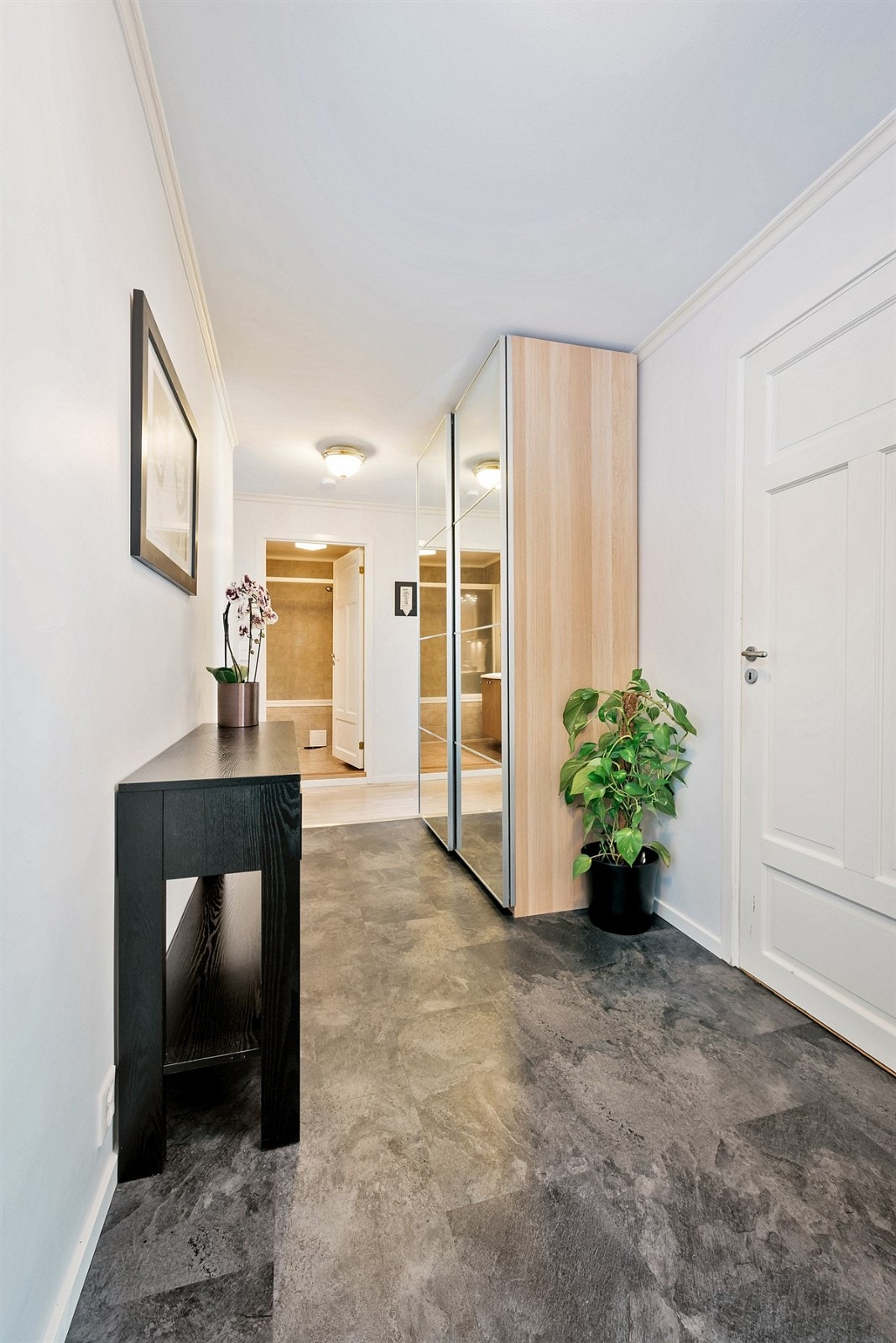 Leiligheten er gjennomgående pen og svært funksjonell med god størrelse på rommene. Overflater er nylig behandlet og fargebruken er holdt nøytral. Her er det bare å flytte rett inn! Galleribilde