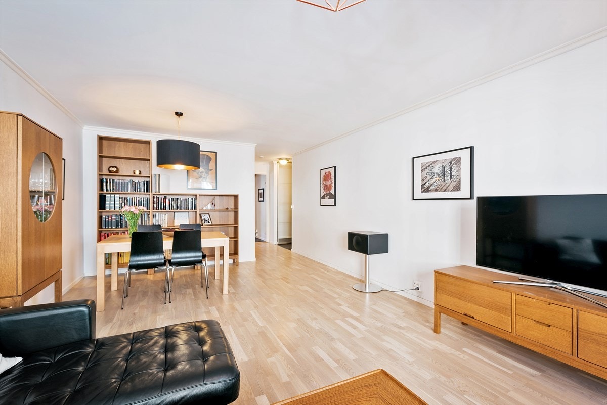 Leiligheten fremstår som meget godt vedlikeholdt, og er oppusset i senere tid med bl.a. nye gulv i alle rom, bortsett fra bad. Galleribilde