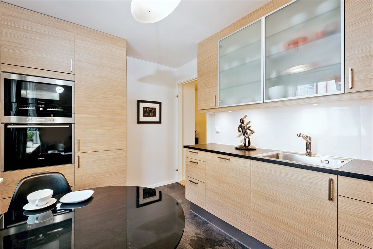 Leiligheten ble bl.a. oppgradert med med ny, lekker kjøkkeninnredning fra HTH i 2015 med integrerte hvitevarer: platetopp med induksjon, Siemens komfyr og microbølgeovn og Whirlpool oppvaskmaskin. Galleribilde