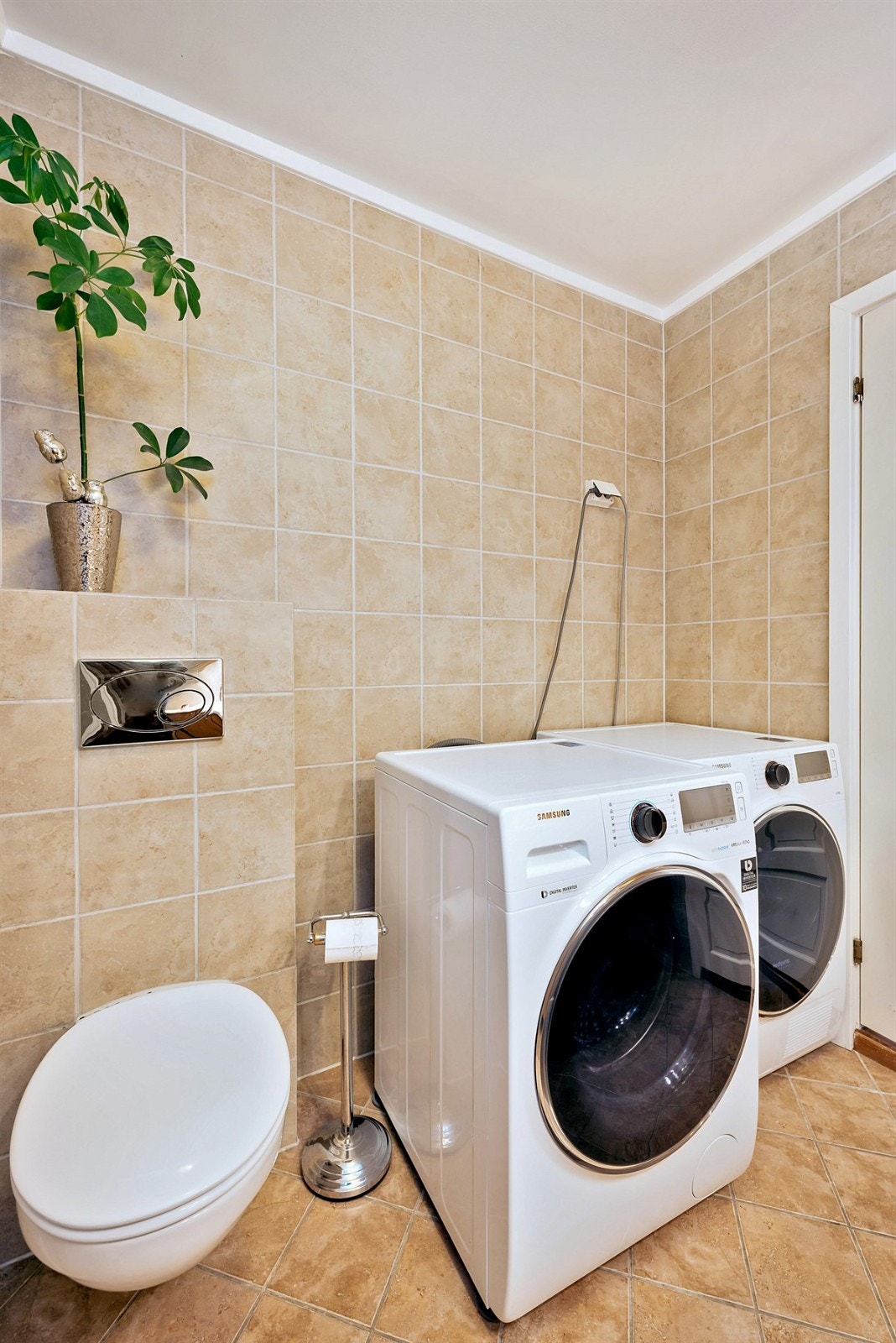 Moderne, vegghengt toalett. Galleribilde