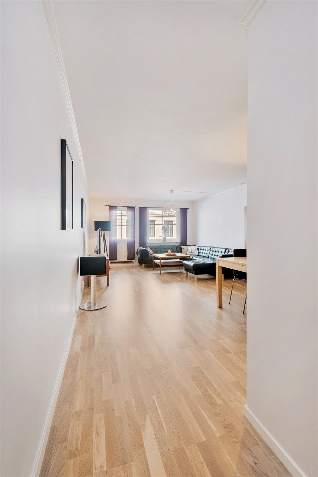 Boligen har følgende romfordeling: 2 soverom, kjøkken, bad og stue med utgang til balkong. Leiligheten fremstår i lyse og trivelige farger, der gulvene er belagt med parkett, laminat og fliser på bad. Galleribilde