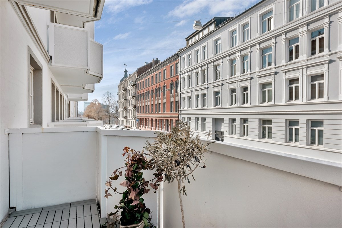 ...Men først en liten tur ut på balkongen igjen som virkelig gir mulighet for ro og avslapning, før turen går videre mot de mange grønne lungene på Løkka. Galleribilde