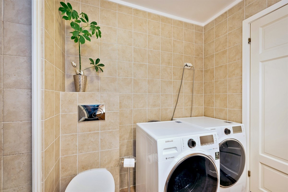 Det er opplegg for vaskemaskin og tørketrommel på badet. Galleribilde