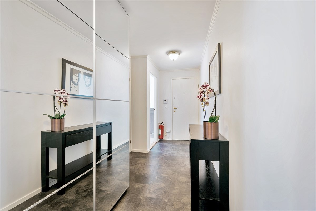 Lys og pen leilighet med praktisk entre med skyvedørsgarderobe, beliggende i rolig og tilbaketrukket gate midt på Løkka. Galleribilde