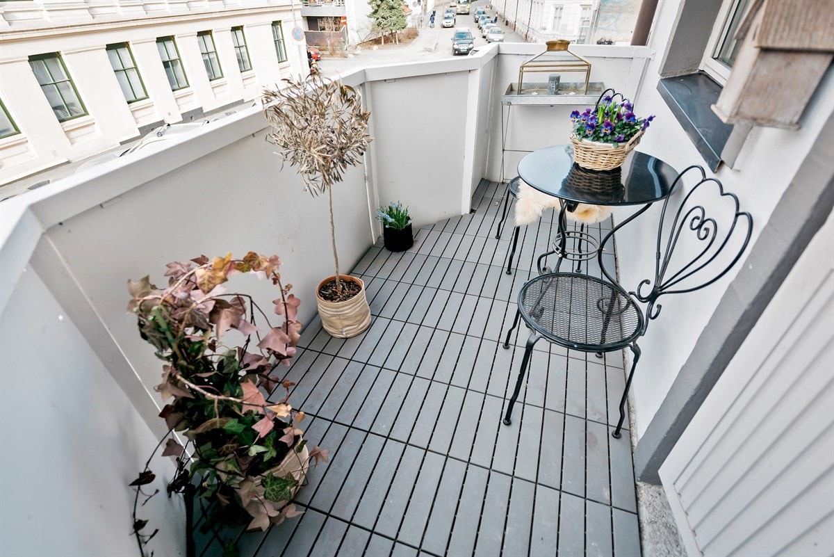 Balkongen ligger vendt mot rolig gate - perfekt til helgelunsjen eller middagen! Galleribilde