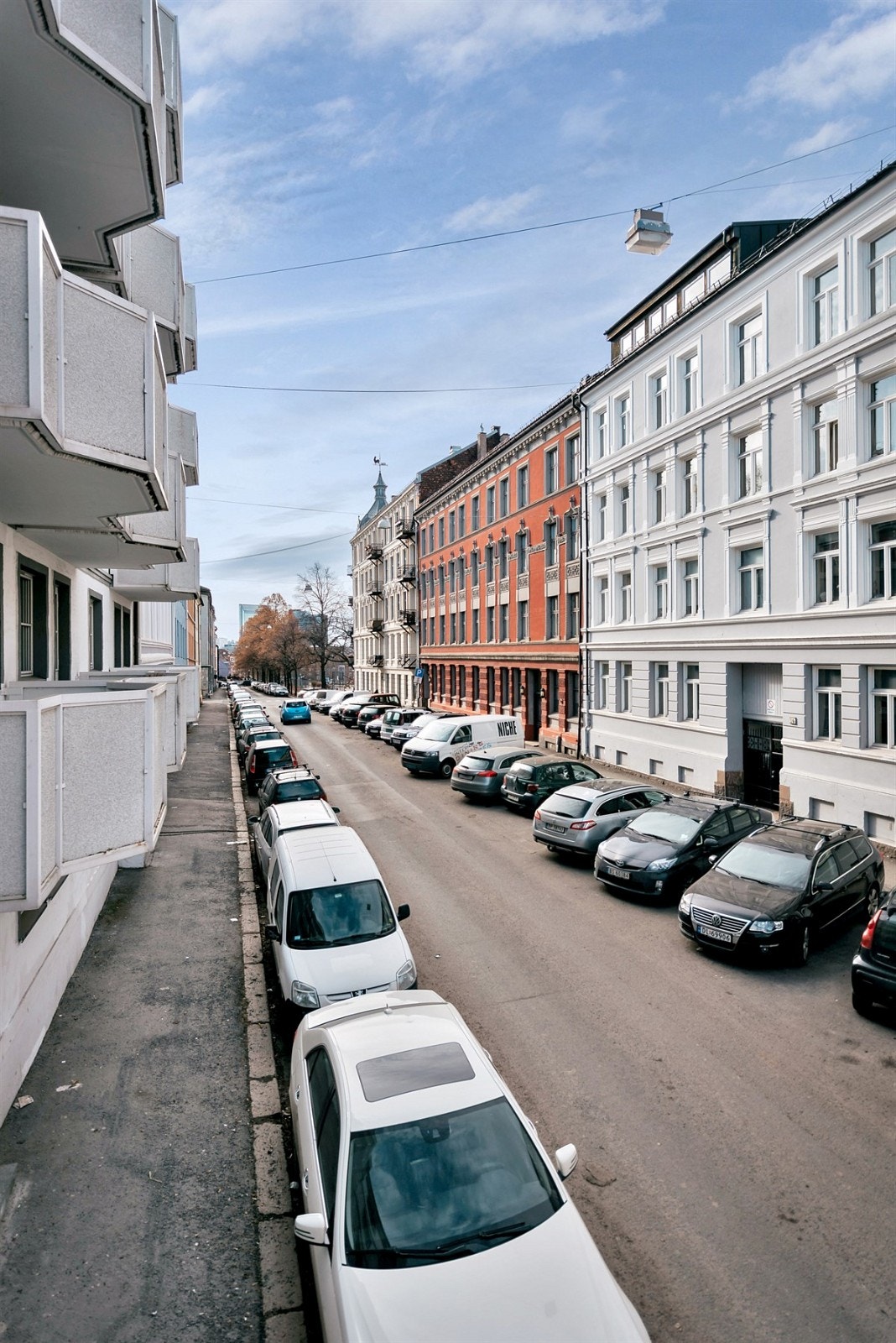 Gateparkering utenfor boligen. For øvrig er det kort vei til nærmeste trikk- og bussholdeplass. På Løkka er det svært enkelt å leve grønt i dobbelt betydning. Vel møtt til visning! Galleribilde
