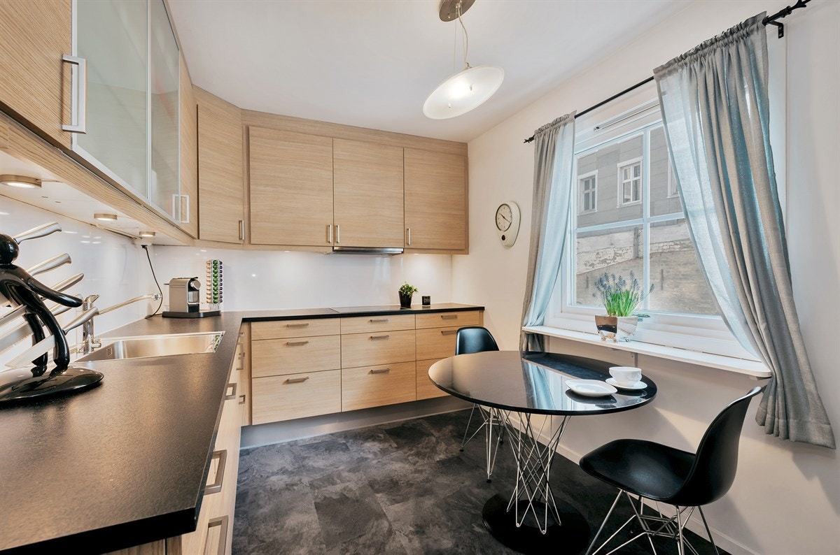 Koselig sitteplass foran vinduet. Galleribilde