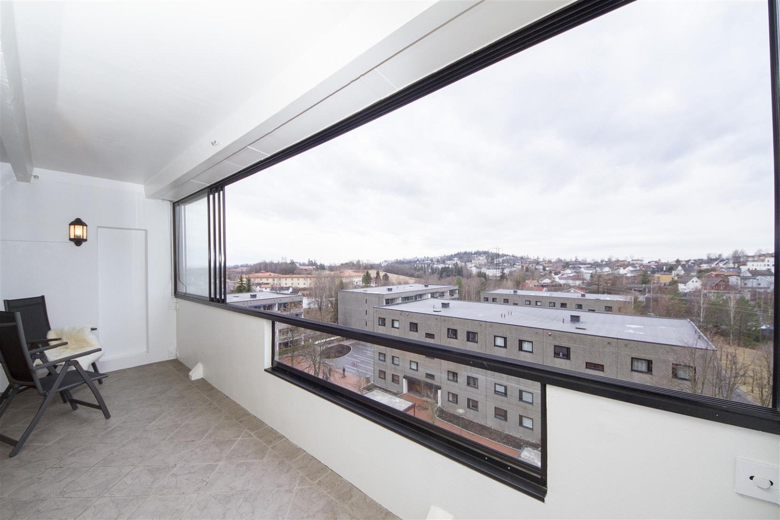 Verandaen er helt innglasset og blir en fin forlengelse av stuen om sommeren. Galleribilde