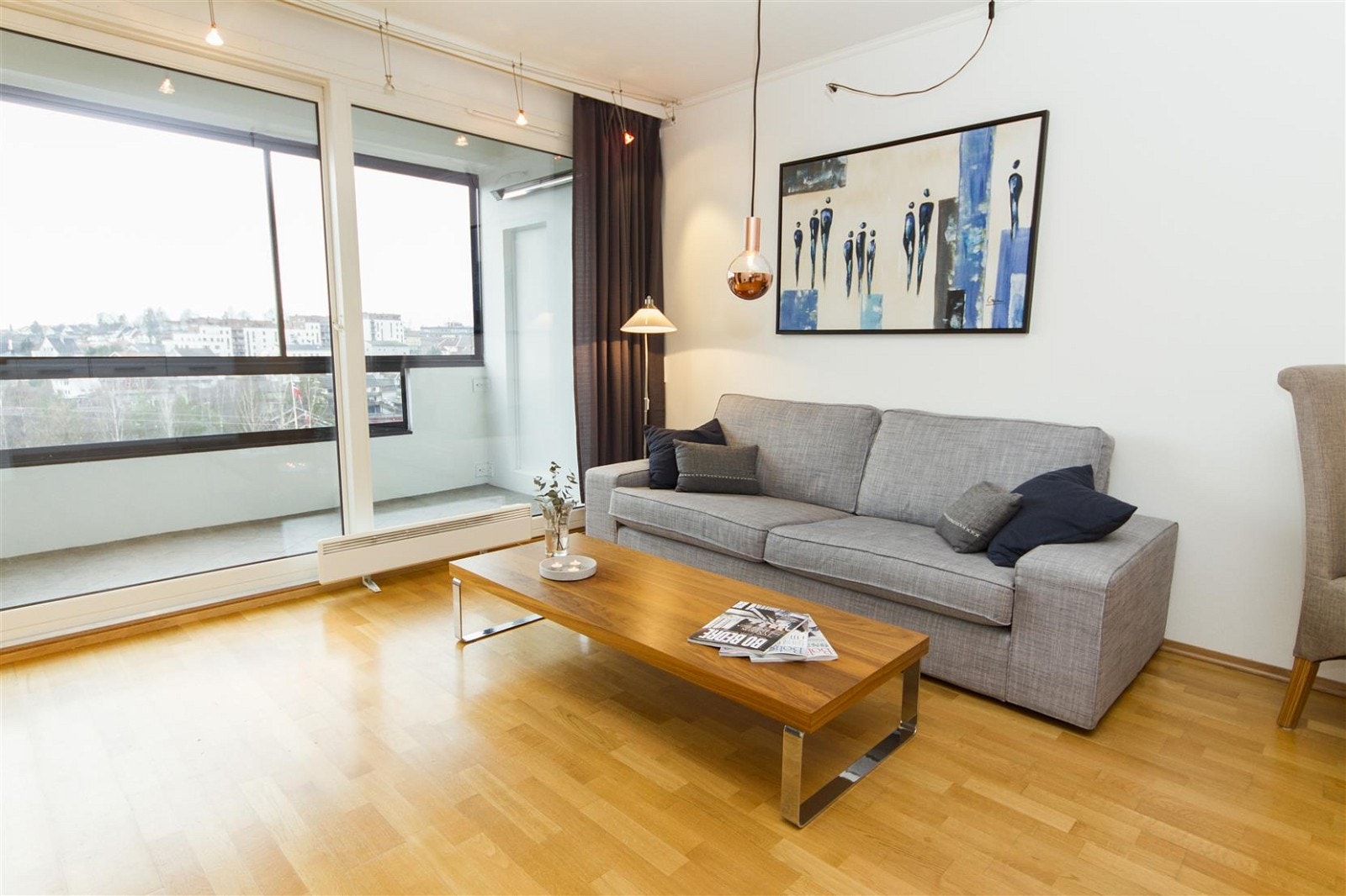 Vindusflatene bidrar til en lys og luftig atmosfære og er samtidig tilbaketrukket og skjermet for innsyn. Galleribilde